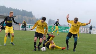 Bild: gb
In der Bezirksliga Oberfranken Ost sind die beiden Derbys zwischen dem FC Tirschenreuth (gelbe Trikot) und dem SV Poppenreuth bereits absolviert. Sollte die Saison 2019/20 Anfang September fortgesetzt werden, treffen beide Teams im Ligapokal aufeinander.