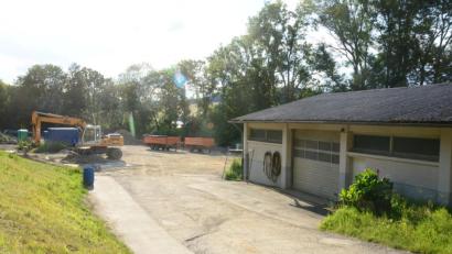 Bild: bey
Die FWG/SPD-Fraktion würde gern den hinteren Grundstücksteil einschließlich eines Teilbereichs, auf dem noch die Hallen stehen, für Wohnbauzwecke nutzen. Daraus folgert Stefan Voit (CSU) aber mögliche Lärmbelastigungen für künftige Anwohner beim Waschen der Bauhoffahrzeuge und im Winter beim Beladen der Fahrzeuge aus dem Salzsilo.