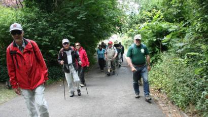 Bild: roh
Die gut gelaunte Wandergruppe strebt dem „Gipfel“ des Schusterberges (616 Meter) zu.