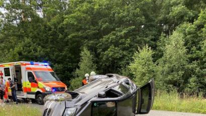 Bild: piam
Der Wagen überschlug sich im Straßengraben, nachdem er dem Reh ausgewichen war.