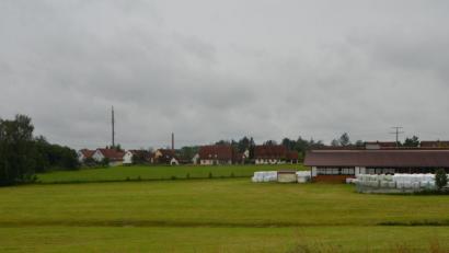 Bild: dob
Auf dem rund 3000 Quadratmeter großen Areal hinter dem landwirtschaftlichen Anwesen sollen neun Reihenhäuser errichtet werden. Der Stadtrat verwehrt dem Vorhaben das gemeindliche Einvernehmen.