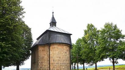 Bild: ü
Umgeben von Bäumen steht die Kalvarienbergkapelle Kütschenain.