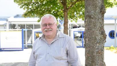 Bild: Gabi Schönberger
Gerhard Kühner (62), Kreisrat und Zahnarzt aus Floß, entdeckte am Sonntag zusammen mit Timo Kraus beim "Sondeln" zwei Handgranaten auf einem Feld in Püchersreuth.