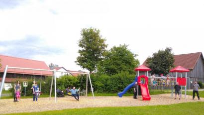 Bild: rfi
Die Kinder freuen sich über die neuen Spielgeräte auf dem Kinderspielplatz in Kleinschwand.