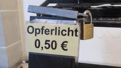 Bild: piam
Der Opferstock in der Dreifaltigkeitskirche hielt dem Aufbruchsversuch stand, wurde aber beschädigt.