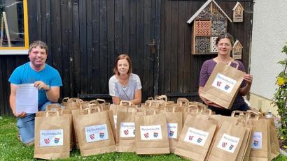 Bild: ner
Die beiden Jugendbeauftragten Andreas Heinz (links) und Barbara Neugirg (rechts) packten für die Kinder der Gemeinden Krummennaab und Reuth bei Erbendorf mit tatkräftiger Unterstützung von Ann-Kathrin Höcht (Mitte) über 250 Ferientaschen.
