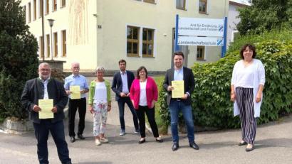 Bild: Hirsch
Setzen sich für den Erhalt der Landwirtschaftsschule Nabburg (Hintergrund) ein: Die SPD-Kreisräte Armin Schärtl, Franz Brunner, Ulrike Roidl, Michael Hitzek, Marianne Schieder und Peter Wein (von links). Sie bekommen Unterstützung von MdL Ruth Müller (rechts).