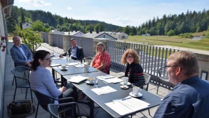 Bild: fz
Offene Behindertenarbeit: Die Mitglieder des Arbeitskreises setzen sich im Museumscafé in der Gedenkstätte Flossenbürg auch intensiv mit der Situation durch Corona für die Menschen mit Behinderung auseinander und erarbeiten Lösungen.