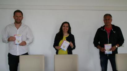 Bild: fpoz
Die beiden Jugendreferenten Christian Fritsch (links) und Winfried Neubauer (rechts) präsentieren mit Bürgermeisterin Margit Bayer das Waldershofer Ferienprogramm.