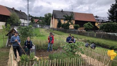Bild: Günter Süß
Nun umgibt ein Zaun den "Wühlmausgarten" des Gartenbauvereins Teunz.