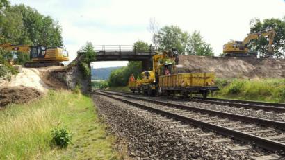 Bild: bkr
Schwere Baumaschinen tragen bereits die Auffahrten zur Vollmerbrücke ab. Einen Ersatzbau wird es nicht geben.