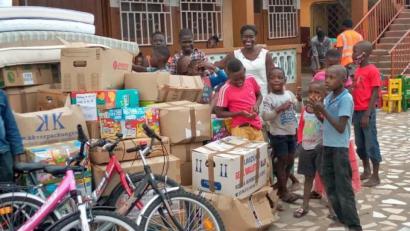 Bild: exb
Die Waisenkinder in Ghana erhielten haufenweise Spenden, über die sie sich freuten.