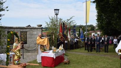Bild: bnr
In einem sehr festlichen Rahmen feierte die Pfarrei Trausnitz auch in diesem Jahr das Skapulierfest. Pfarrer Hans Spitzhirn erteilte den Gläubigen den eucharistischen Segen.