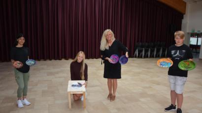 Bild: Mittelschule Waldsassen/exb
Schüler aus der Klasse 7 GTK, die am Projekt beteiligt waren, sowie Fachlehreranwärterin Alena-Sarah Kneidl und Schulleiterin Claudia Strobel-Dietrich (Zweite und Dritte von links) präsentieren einige der gestalteten Teller.