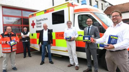 Bild: Hirsch
Das Bild zeigt den stellvertretenden BRK-Kreisgeschäftsführer Joachim Seeliger, Kreisgeschäftsführer Otto Langenhan, Rettungsdienstleiter Erwin Gräml, Dr. Bernhard Graf vom Regensburger Rettungszentrum, Chefarzt Dr. Andreas Redel vom Klinikum Amberg und den Schwandorfer BRK-Arzt und RZR-Vorstandsmitglied Philipp Wolf (von links).