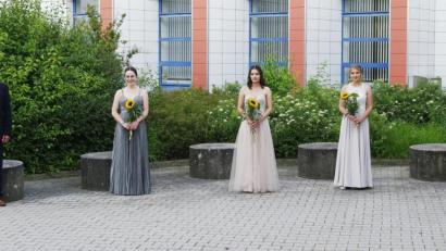 Bild: A. Fröhlich/exb
Sarah Stahl (Mitte) war mit einem Gesamtdurchschnitt von 1,0 die beste Abiturientin des Abschlussjahrgangs 2020 am Johann-Andreas-Schmeller-Gymnasium Nabburg. Ebenfalls hervorragend schnitten Anna Forster (2. v. l.) und Magdalena Fröhlich (2. v. r.) ab, die sich über einen Durchschnitt von 1,1 freuen konnten. Neben zahlreichen Ehrengästen, die bei der feierlichen Zeugnisverleihung in diesem Jahr per Videoleinwand eingespielt wurden, gratulierten Schulleiter Christian Schwab (r.) und Oberstufenkoordinator Christian Huber (l.).