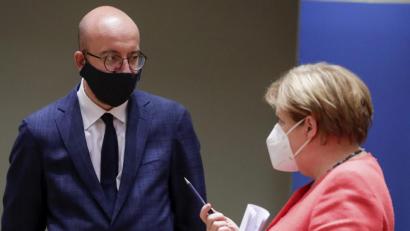 Bild: Stephanie Lecocq
Der Präsident des Europäischen Rates, Charles Michel, und Bundeskanzlerin Angela Merkel diskutieren während des EU-Gipfels.