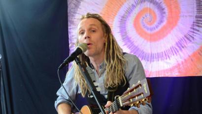 Bild: Kunz
Die Musik von Hannes Wölfel ist irgendwo zwischen Rock, Pop und Folk angesiedelt.