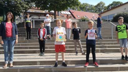 Bild: exb
Stellvertretend für alle Schulkinder der Grundschule Kastl freuten sich die Kinder aus Klasse 4 mit Rektorin Ulrike Hampel-Sperlich über die Auszeichnung zur Energieschule im Landkreis Amberg-Sulzbach.