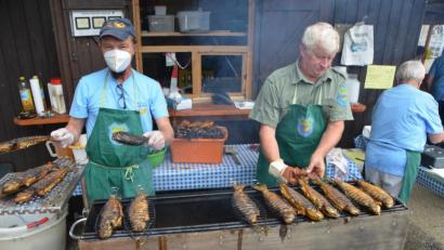 Bild: dob
Am Gröbenstädter Sperlweiher wurden am Samstag die frischen Seeforellen vom Grill oder geräuchert verkauft. Die Kunden strömten aus der ganzen Region heran, um die saftigen Delikatessen abzuholen. Vorsitzender Johann Dittmann (rechts) züchtete die Seeforellen in seinen eigenen Weiheranlagen. Vorstandsmitglied Emmerich Sterbling (links) packte fest mit an.