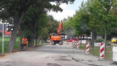Bild: dob
Vor einer Woche wurde der LKW-Parkplatz noch im Verkehrsausschuss von den Mitgliedern diskutiert, schon ist diese Maßnahme umgesetzt. Der städtische Bauhof zeigt bei dieser Maßnahme seine Umsetzungskraft.