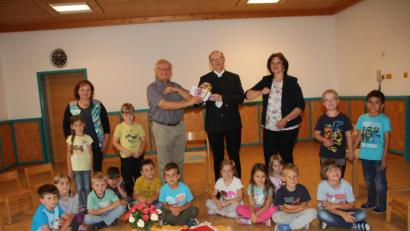Bild: frd
Für das Engagement von Kirchenpfleger Josef Saller (hinten, Vierter von links) um den Teunzer Kindergarten bedankten sich Pfarrer Herbert Rösl, Kindergartenleiterin Hildegard Kühner (hinten, Dritte von rechts), Gruppenleiterin Martina Fersch (hinten, links) und die Vorschulkinder.