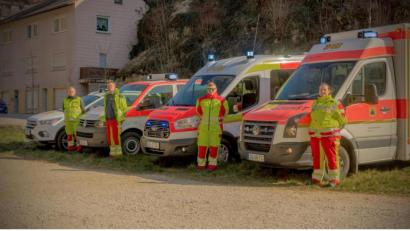 Bild: ASB RV Jura/exb
Ein Teil des Fuhrparks beim ASB-Regionalverband Jura mit den beiden Neuzugängen – ein Fahrzeug für den Einsatzleiterdienst und ein Krankentransportwagen in der Mitte. Mit im Bild (links) Geschäftsführer Andreas Brunner und Rettungsdienstleiter Andreas Krämer.
