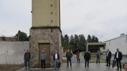 Bild: fg
Zu einem Artenschutzturm soll der ehemalige Trafo beim Edeka-Markt werden. Die Bauausschussmitglieder mit Bürgermeister Hermann Falk (rechts) informierten sich vor Ort.