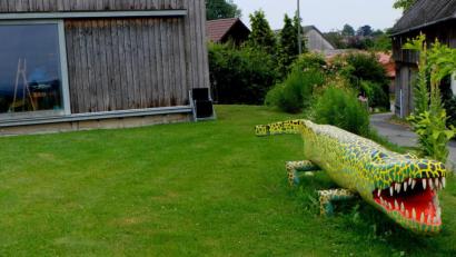 Bild: le
Kunsterzieher Werner Fritz hat sich in den vergangenen Tagen viel Arbeit mit dem Neuanstrich des Alligators, dem Wahrzeichen der Kulturwerkstatt Kalmreuth, gemacht.