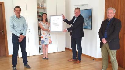 Bild: Sibylle Sandner/exb
Die VHS Amberg hat die EFQM-Zertifizierung erhalten – Es freuen sich Kulturreferent Fabian Kern und Oberbürgermeister Michael Cerny, sowie die Qualitätsmanagementbeauftragte der VHS, Franziska Rupprecht, und Kulturamtsleiter Reiner Volkert. (von rechts).