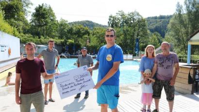 Bild: lei
Gute Laune bei der Spendenübergabe im Freibad (von links): Kirwagemeinschafts-Vorsitzender Thomas Schober, sein Stellvertreter Jürgen Leißner, Gemeindearbeiter Kurz Utz, sowie die Vorsitzenden des Fördervereins, Christian Ludwig und Günther Pürner mit Familie und Enkelin.