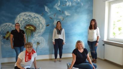 Bild: exb/Malteser Hilfsdienst 
Elke Lauterbach, Leiterin des Ambulanten Hospizdiensts der Malteser, nimmt die Spende der Näherinnen entgegen.