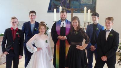Bild: br
In einem der beiden Gottesdienste feierte Pfarrer Hannes Kühn (Mitte) mit Valentin Raps, Luis Münch, Konstancia Burbach, Madlene Burucker, Ilias Burbach und Nicolas Schott (von links) die Konfirmation.