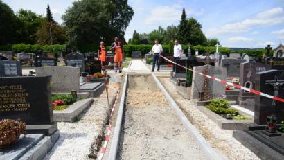 Bild: bey
Zug zum Zug werden die Gehwege auf dem Friedhof neu gebaut. Bauamtsleiter Uli Rupprecht, Bürgermeister Rainer Rewitzer (von rechts) und die Mitarbeiter des Bauhofs (links) treffen sich zur Vor-Ort-Besprechung.