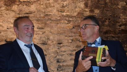 Bild: szl
Peter Geyer liebt guten Gin. Deshalb erhielt er aus den Händen des Bürgermeisters kleine Probierfläschchen - die "Peter-Geyer-Pensions-Tropfen" - in einer kleinen Schatztruhe.