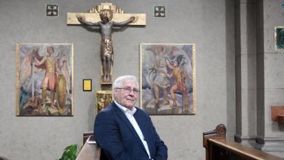 Bild: Gabi Schönberger
Wolf-Dieter Hamperl vor Kunstwerken von Wilhelm Vierling in St. Josef in Weiden. Laut dem Vorsitzenden des Heimatkreisvereins Tachau hat Stadtpfarrer Markus Schmid die verschollen geglaubten Werke vor wenigen Jahren auf dem Dachboden der Kirche entdeckt.