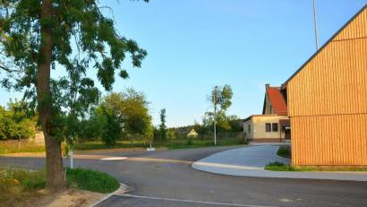 Bild: fjo
Noch fehlen die Grünsaaten und Bepflanzungen in den Randbereichen. Doch der neu gestaltete Turnerplatz im Ortsteil Reichenau stößt rundherum auf große Begeisterung, zumal das Schützenhaus (im Hintergrund, rechts) ergänzend einen neuen Farbanstrich erhalten soll.