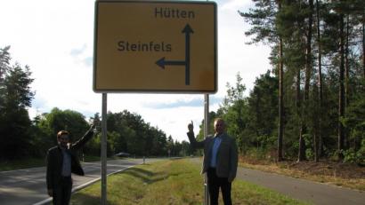 Bild: knh
Gemeinsam weisen Bürgermeister Richard Kammerer (rechts) und MdL Stephan Oetzinger (links) auf das neue Verkehrsschild vor der Abzweigung nach Steinfels hin, das die Verkehrsteilnehmer vorzeitig auf eine Gefahrenstelle aufmerksam macht.
