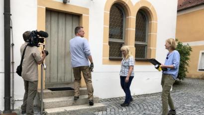Bild: ga
Das Filmteam begleitete die Fledermausbetreuer Evi Keil und Rolf Dorn. Durch die Sakristei der Unterauerbacher Pfarrkirche St. Nikolaus ging es auf den Kirchendachstuhl zum Besuch der Fledermäuse.