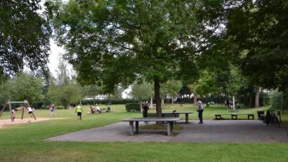Bild: hcz
Viele Bürger nutzen das Stadtbad zurzeit - jedoch mehr als Park denn als Freibad. Das weitläufige Areal bietet genug Platz, um auch den nötigen Abstand zueinander einzuhalten.