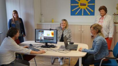 Bild: weu
Ein Glücksgriff in Sachen „Digitale Schule“ ist Peter Grosser. Er hat die technische Umsetzung des Live-Streams organisiert, bei dem Lisa Schambeck, Rektorin Christine Schneider, Elfriede Weiß und Stefanie Bauer (von links) den Erstklasseltern Informationen gaben.
