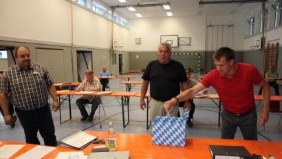 Bild: kro
Per Losentscheid wurde Andreas Malzer (rechts) zum stellvertretenden Vorsitzenden der „Konnersreuther Gruppe“ bestimmt, Stefan Siller (links) hatte das Nachsehen. Zuvor hatte es bei der Wahl und der Stichwahl jeweils einen Patt gegeben. Markus Troesch, Geschäftsstellenleiter der Konnersreuther Marktverwaltung (Mitte), überwachte die Wahlvorgänge.