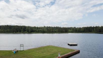Archivbild: dtr
Eine Machbarkeitsstudie soll aufzeigen, wie das Waldstrandbad beim Großen Weiher in Plößberg aufgewertet werden kann. Weil auch einige Reparaturen anstehen, sollen insbesondere Lösungsvorschläge her, wie man die Liegewiesen attraktiver gestalten kann.