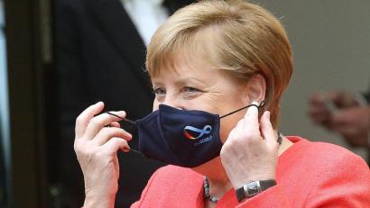 Archivbild: Wolfgang Kumm
Bundeskanzlerin Angela Merkel (CDU) nimmt im Bundesrat ihre Mund- und Nasenschutzmaske ab, bevor sie eine Rede zu Zielen der EU-Ratspräsidentschaft hält.