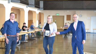 Bild: pz
Die Jugendbeauftragten Katja Bloßfeldt und Andreas Koch (im Bild zusammen mit Bürgermeister Bernd Sommer, rechts) bei der Sitzung des Stadtrats am Montag, haben zusammen mit Tina Kastl von der Stadtverwaltung ein Ferienprogramm zusammengestellt. 20 Termine sind im Angebot.