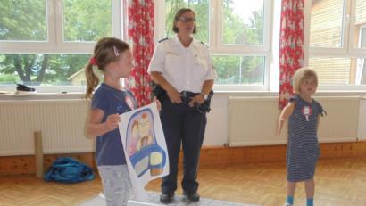 Bild: Kinderhaus Pechbrunn/exb
Polizeihauptmeisterin Diana Lenz besuchte das Kinderhaus in Pechbrunn.