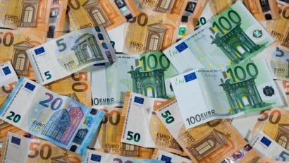 Symbolbild: Jens Büttner/ZB/dpa
Im Lauf des Jahres 2020 wird der Schuldenstand der Gemeinde Illschwang über den Landesdurchschnitt von derzeit 606 Euro pro Kopf hinauswachsen.