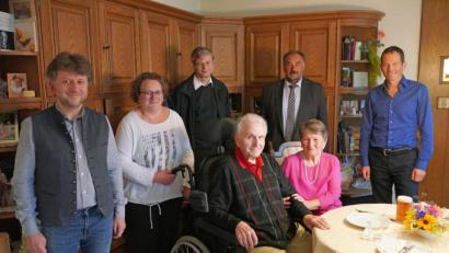 Bild: fvo
Bankdirektor a.D. Albert Rupprecht (vorne Mitte) feiert seinen 80. Geburtstag