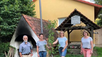 Bild: exb
Mitglieder des Obst- und Gartenbauvereins Fürnried und Umgebung pflanzen in Tannlohe einen Kirschbaum.