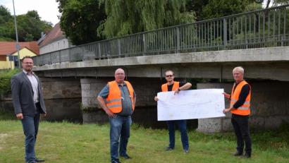 Bild: bö
Ab 29. Juli 2020 ist die obere Lauterachbrücke in Hohenburg bis Januar 2021 gesperrt. Sie wird erneuert. Vom Bauzustand überzeugten sich Bürgermeister Florian Junkes, Projektleiter Alexander Frais, der Abteilungsleiter Brückenbau Hannes Neudam und Heinrich Renghart, alle vom Staatlichen Bauamt Amberg-Sulzbach. (von links).